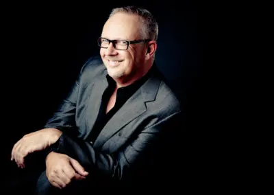 Nigel Shore im Anzug
